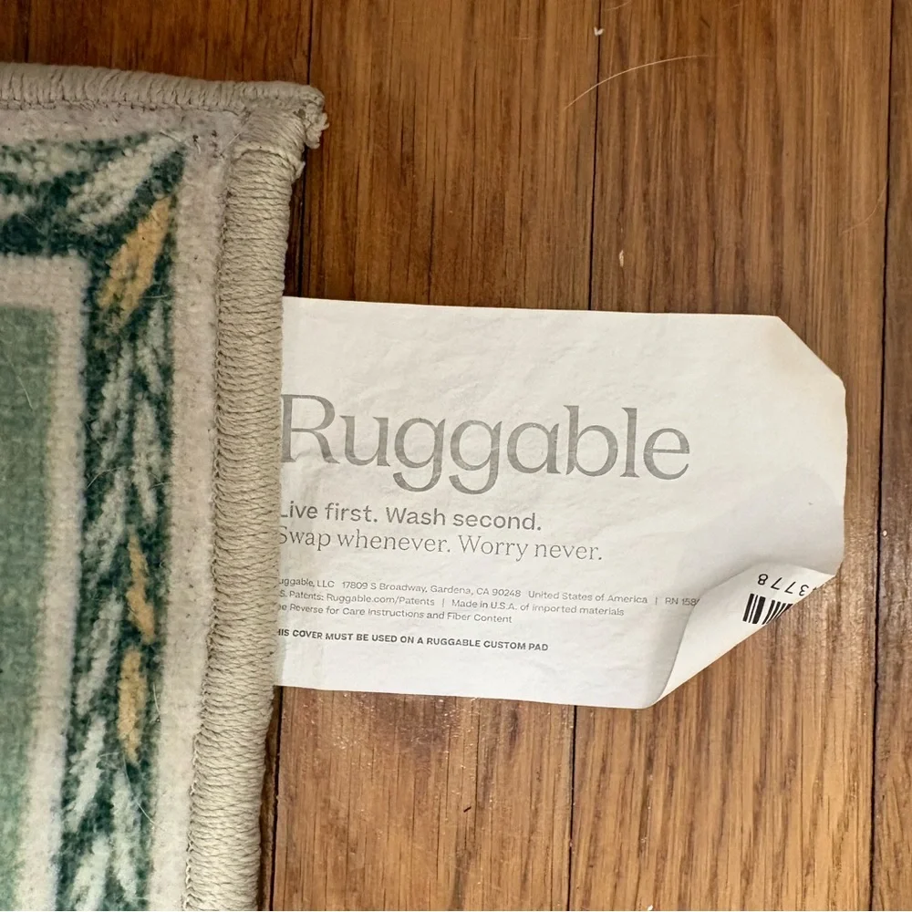 Washable runner rug in parrot bird pattern